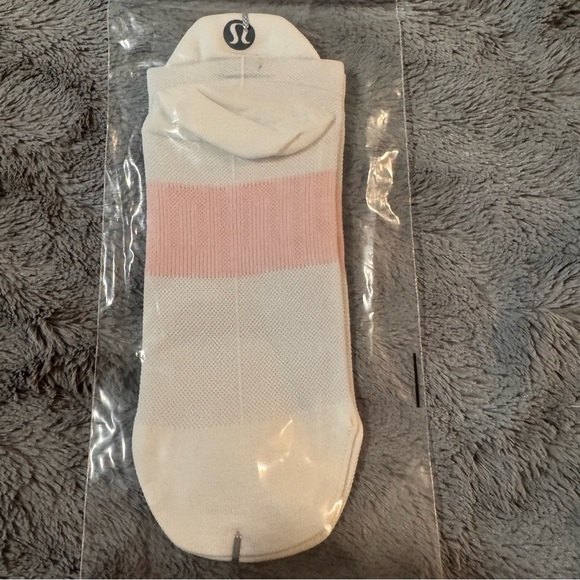 Lululemon Daily Essential ankle socks size Medium-Large - Picture 2 of 3